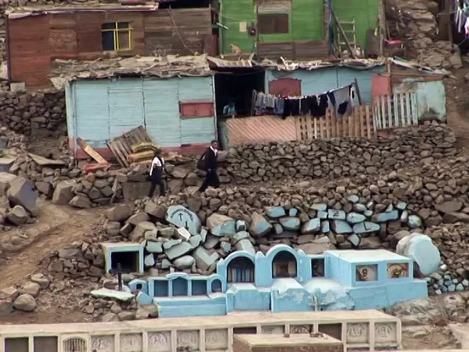 Dans un quartier pauvre de Lima, les morts et les vivants coexistent
