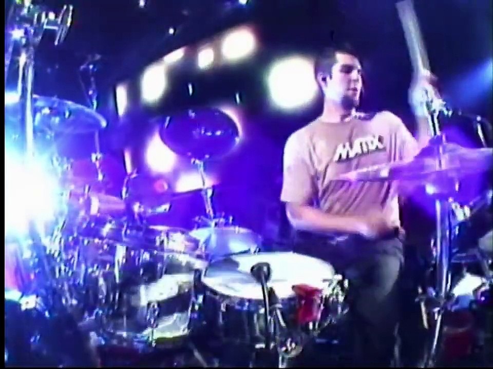 Linkin Park invite un fan à jouer de la guitare sur scène - Faint