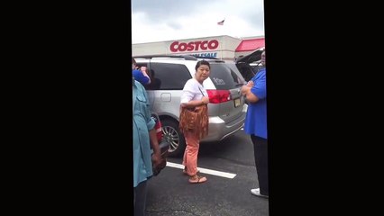 Une femme part faire ses courses en laissant sa jeune fille dans la voiture