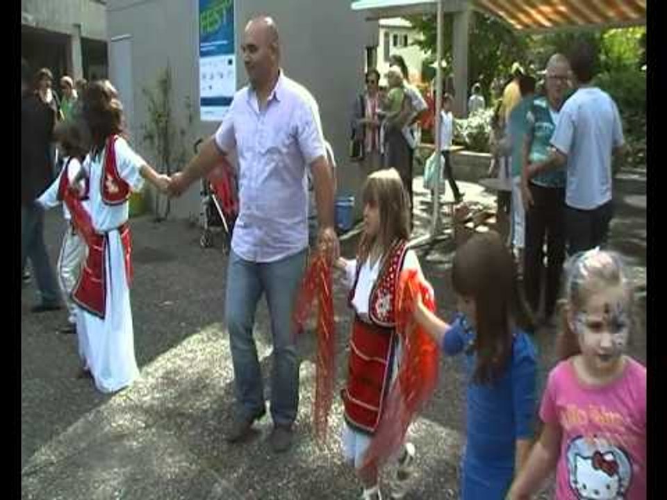 Mina me shoqeri tu vallzu