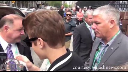 Justin Bieber KISSES a GIRL in PUBLIC