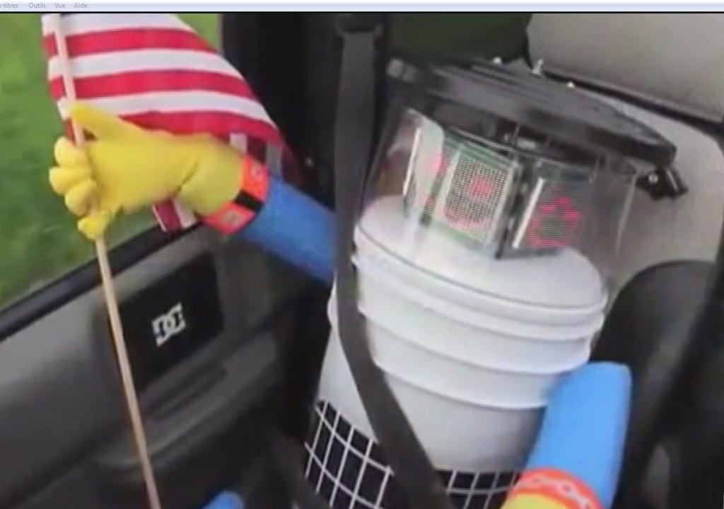 Les aventures du petit robot auto-stoppeur à travers nos télés, en 42 secondes