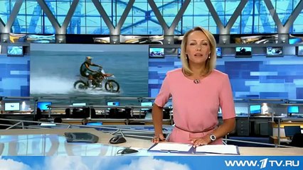 В Австралии известный гонщик покорил гигантскую волну на мотоцикле/In Australia, the famous racer won the giant wave on a motorcycle