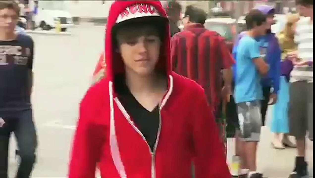 Justin Bieber surprises fans