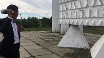 Un homme attaqué par une bouteille de champagne