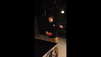 Rémy Boon joue au ping pong.