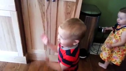 Quand un petit garçon fait un câlin à une petite fille pour la première fois !