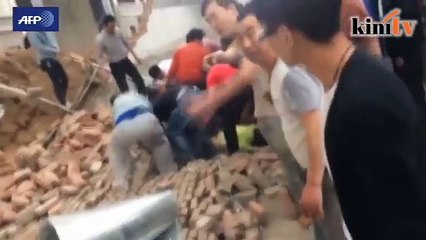 Video CCTV angin kencang runtuhkan pagar, dua mati