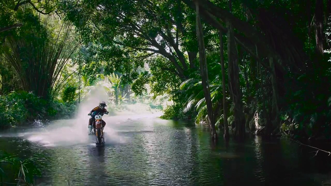 Piloto surfea con su moto grandes olas en Tahití