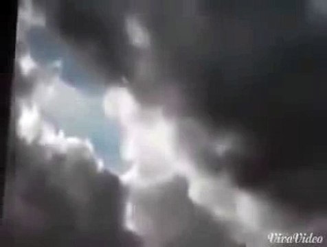 طيار هندي الجنسيه يصور الغيوم بالكويت امس وبالصدفه لمح هالاشياء يقال انهم #الملائكه والله اعلم سبحان الله لا اله الا الله هذا والله اعلم.