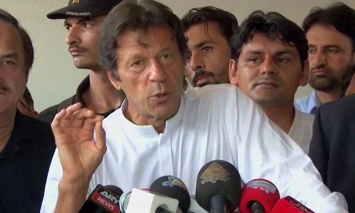 Imran dares government to accept PTI MNAs resignations