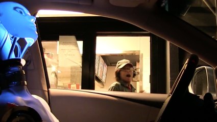 Caméra cachée: Un robot en voiture s'arrête au drive d'un fastfood
