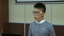 Китайский студент читает стихотворение 