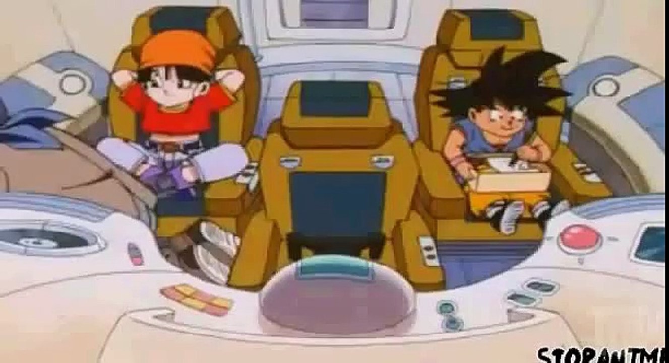 Trunks intenta quitarle la llave a Pan