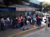 Vea la cola en las afueras del Abasto Bicentenario de Las Mercedes