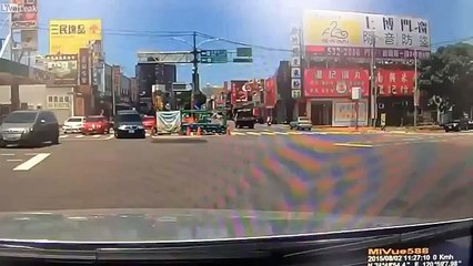 YouTube: Conductor intentó evitar accidente, pero todo terminó mal