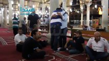 انهيار السقا بعد وصول جثمان خالد صالح لمسجد «عمرو بن العاص»