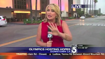 Cette journaliste se laisse surprendre et a la peur de sa vie ! Regardez le choc !