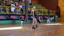 Cette belle blonde est une championne de roller ! Regardez sa démo impressionnante !