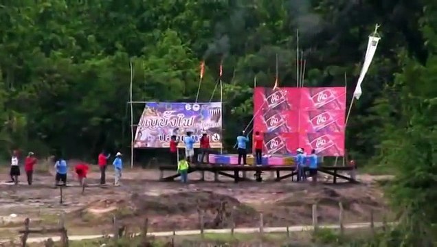 Ils font décoller une soucoupe avec des feux d'artifices ! Dingue et tellement dangereux !