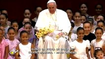 Papa Francesco,una bambina gli regala un fiore