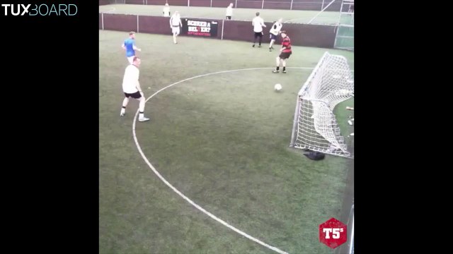 Fou rire dans ce but de Foot 5