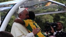 Bimbo Abbraccia Papa Francesco e gli Confessa il suo Sogno, il Video che ha commosso il web