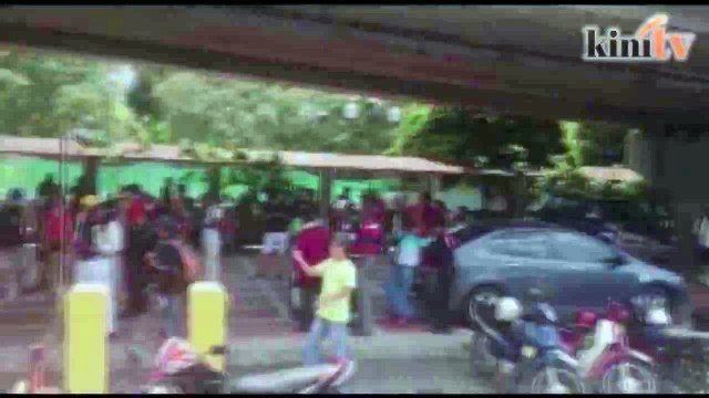 2.10pm: Hundreds gather at Pasar Seni