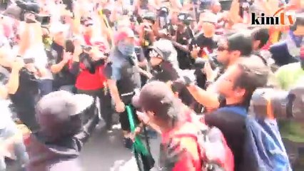 4:20pm: Video anarkis tolak menolak dengan Unit Amal PAS