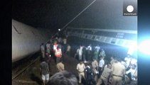 Hindistan'da iki yolcu treni raydan çıktı