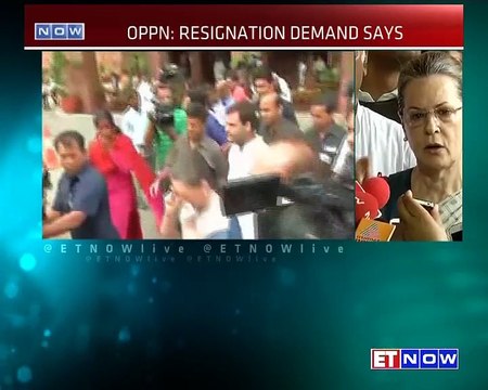Sonia Gandhi, Rahul Gandhi & Manmohan Singh Protest Against 25 Congress MPs’ Suspension