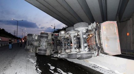 Damperi açık ilerleyen kamyon köprüye çarptı