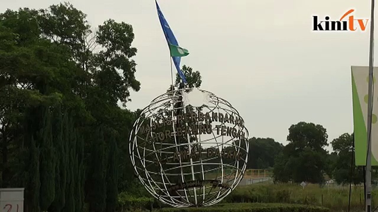 Malaysia wants 'straight' bridge, says Khairy