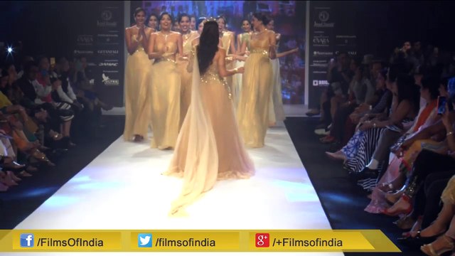 Sensuous Soha Ali Khan Walks The Ramp!