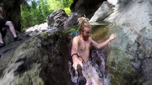 Un slip'n'slide géant dans une cascade naturel en Colombie-Britannique