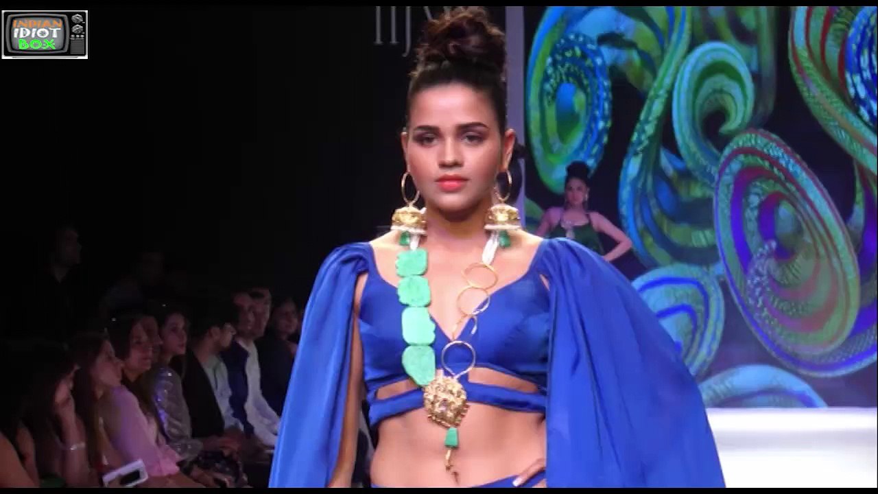 H0T BIKINI QUEEN IN FASHION SHOW
