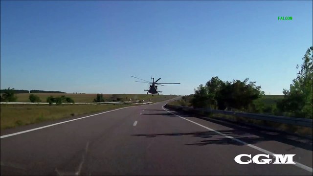 Un hélicoptère ukrainien survole une route très près des voitures