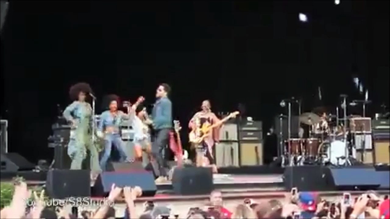 Lenny Kravitz splited his pants open on stage and didn't stop playing!