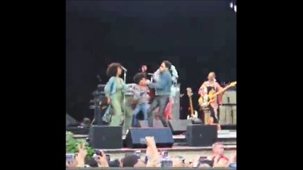 Lenny Kravitz craque son pantalon en cuir en live