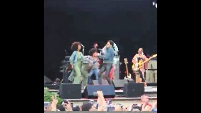 Lenny Kravitz craque son pantalon en cuir en live