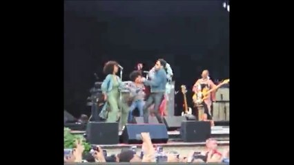 Lenny Kravitz craque son pantalon en cuir en live