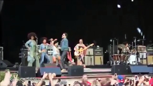 Lenny Kravitz craque son pantalon et montre la totale en plein concert