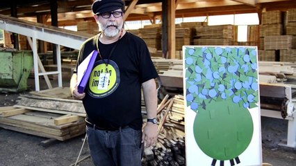 Un artiste dépose un oeuvre symbolique d'arbre à la scierie Duclaux