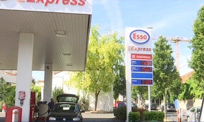 La baisse des prix de l'essence à travers nos télés, en 42 secondes
