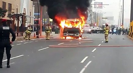 WhatsApp: coaster se incendió en Av. Angamos (VIDEO)