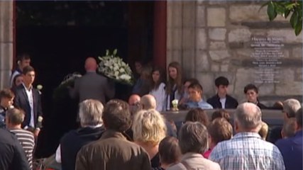 Les obsèques des quatre jeunes tués à Rohan à travers nos télés, en 42 secondes