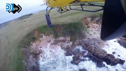 Espectacular rescate en helicóptero de un rompiente en Llanes