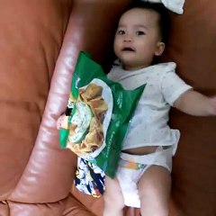 5-month-old baby wanna eat chips!