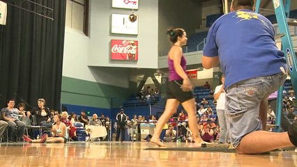 A bizarra disputa de chute alto com os pés