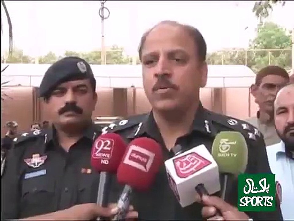 waseem akram car undar attacked in karachi at karsaz road fring on car